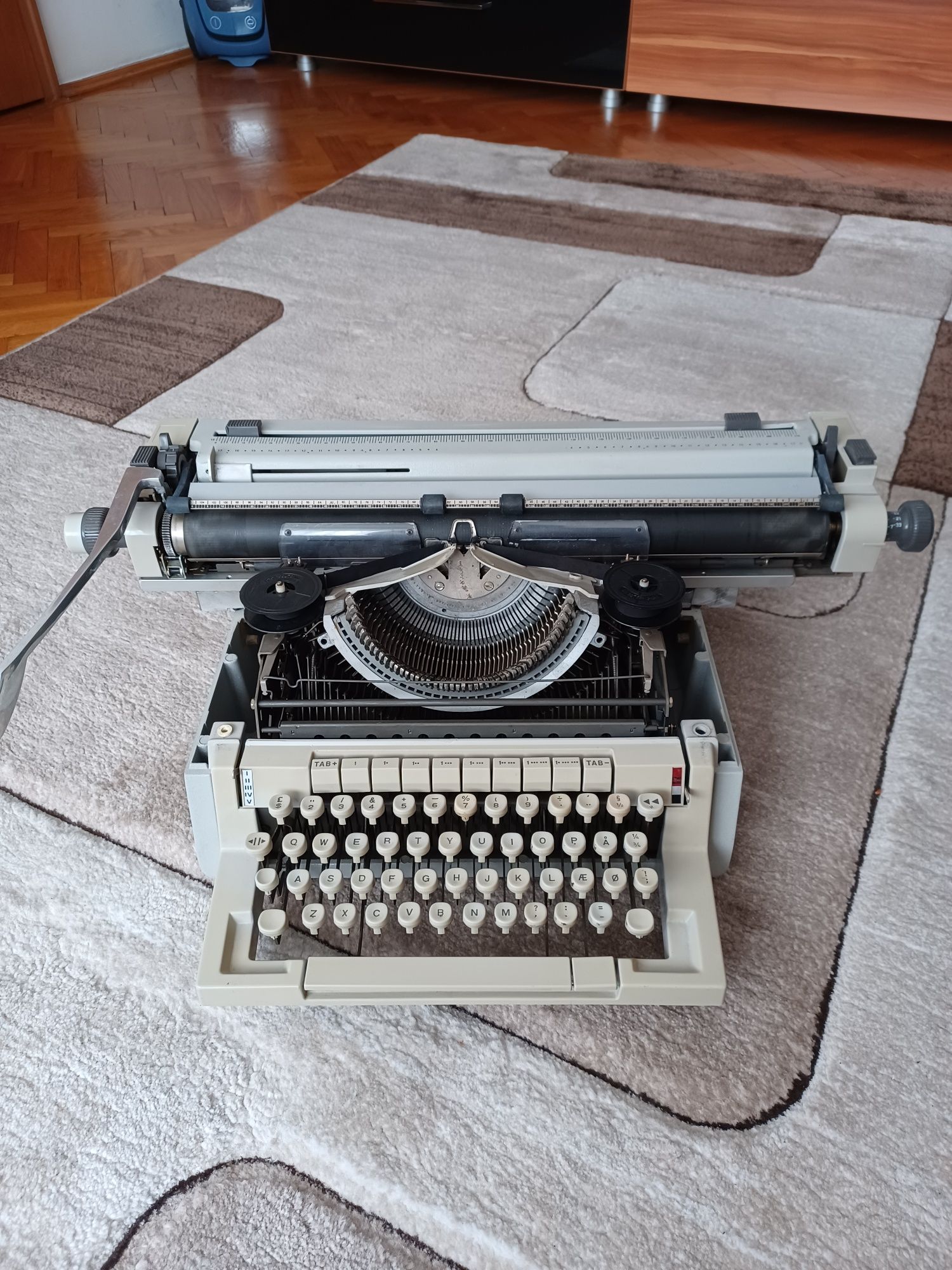 Mașină de scris perfect funcțională, marca Olivetti LINEA 98