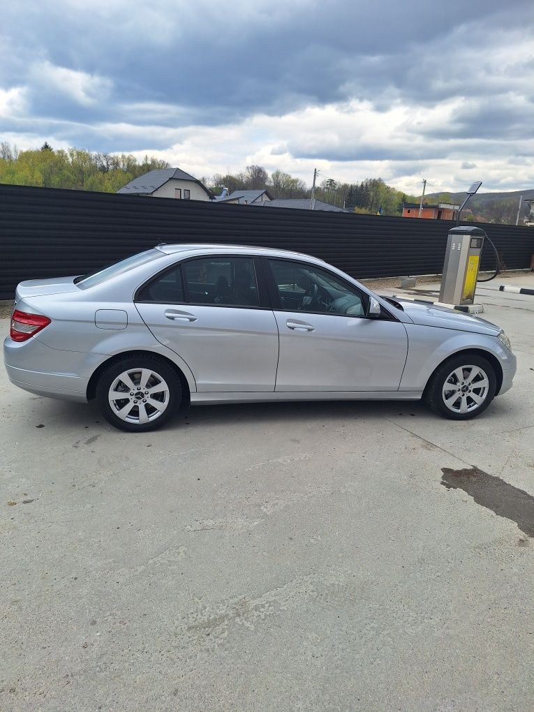 Vând Mercedes C220