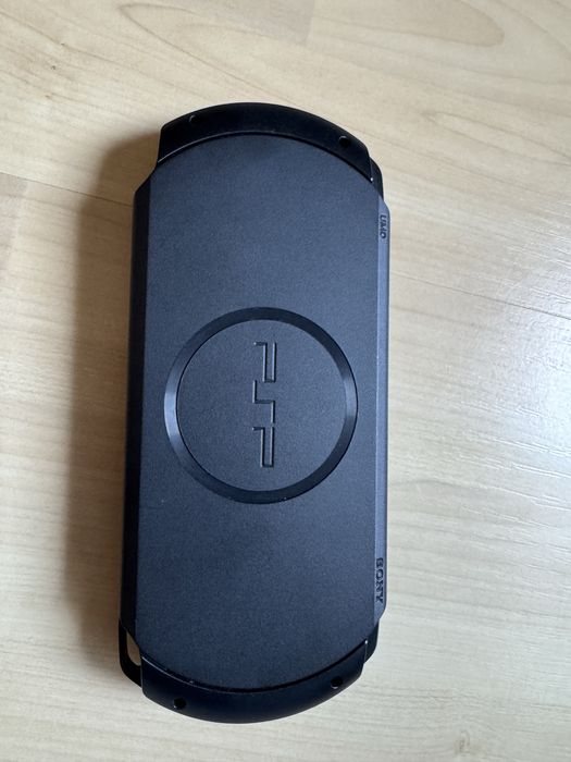Sony PSP + 7 оригинални игри с кутийки + чантичка – Отлично състояние!