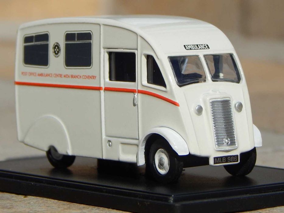 Macheta Commer Q25 ambulanta epoca englezeasca  sc 1:76 Oxford vitrina