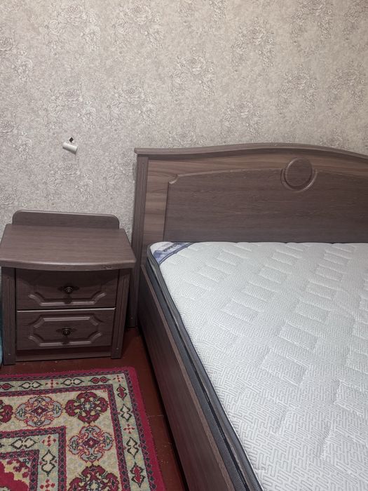 Кровать с матрацом и тумбочкой