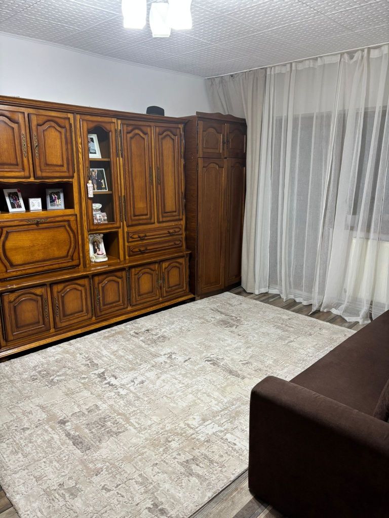 Vand apartament cu doua camere la et 1