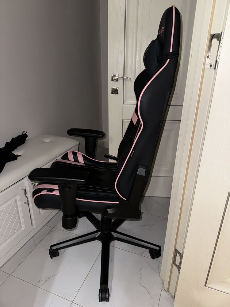 Компьютерное кресло DXRacer GC/P88/NP, черный-розовый цвет