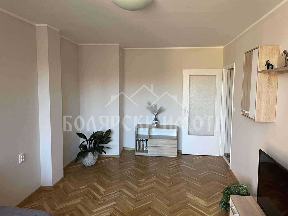 Дава се под наем Тристаен апартамент в Велико Търново, Център - 75 кв.м за 409 € - Снимка #1