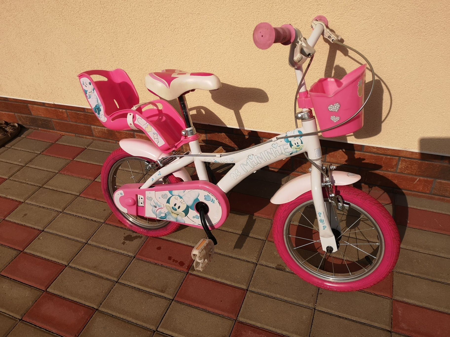 Bicicleta copii cu roti ajutatoare minnie mouse