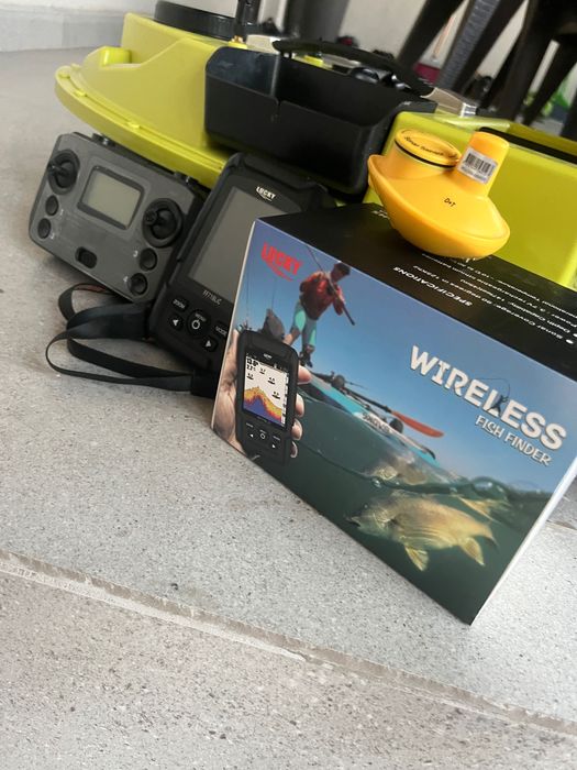 Лодка за захранка и сонар