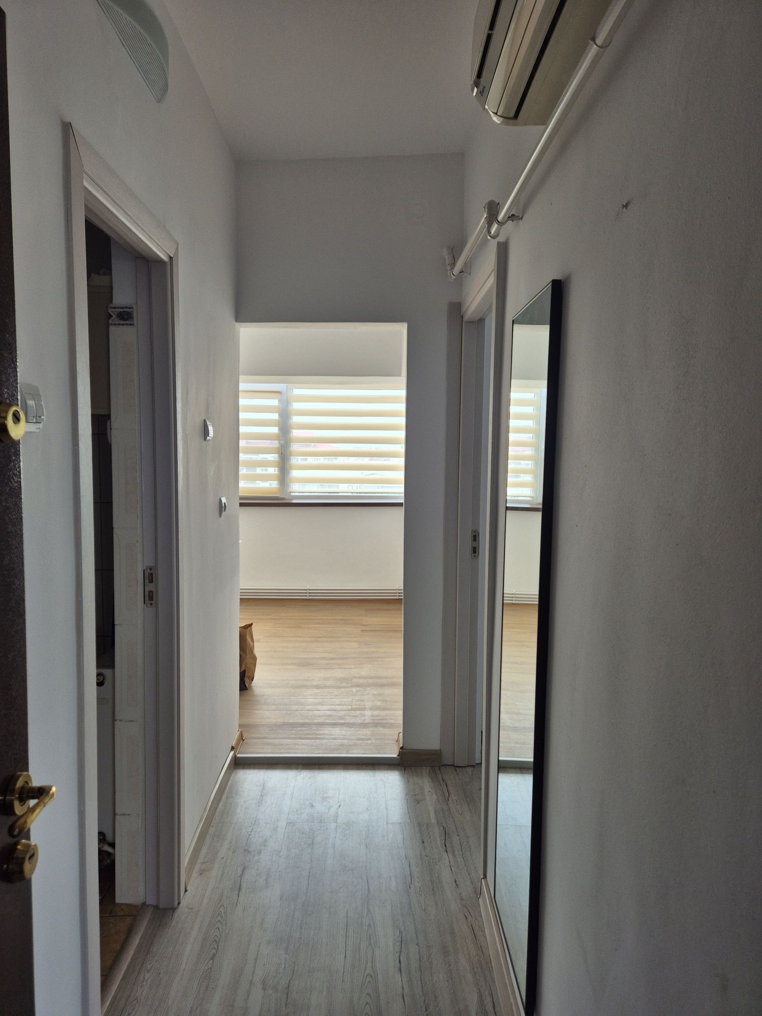Închiriez garsoniera ultracentral
