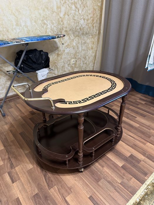 Столик на колесиках