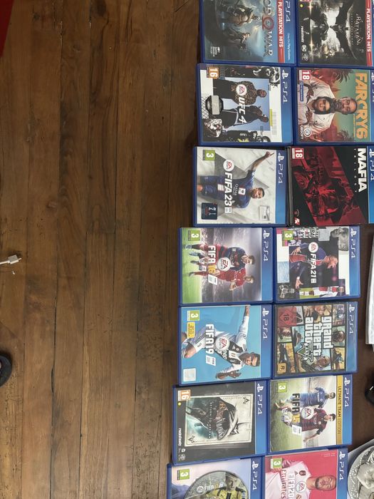 Продавам ps4 slim 1TB с 16 игри и 2 джойстика,може да намаля цената