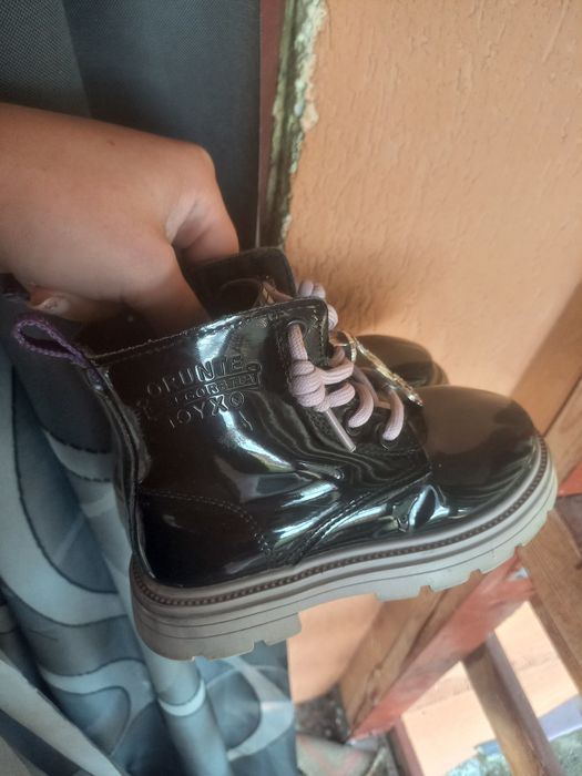 Vând ghete fetiță!