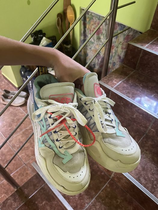 Vand off-white odsy purtati