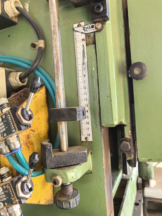 Верижна дълбачка за врати с пневматика.