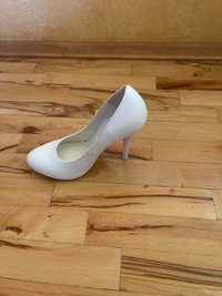 Обувки на ток цвят бял