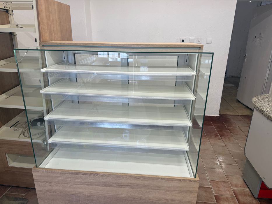 Неутрална витрина с лес осветление