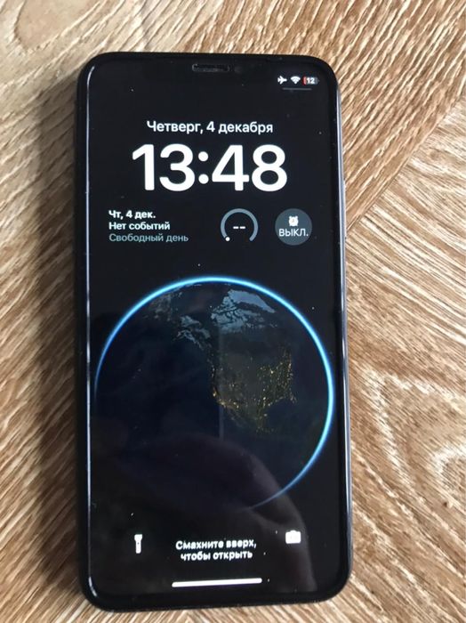 Продам Айфон 10.