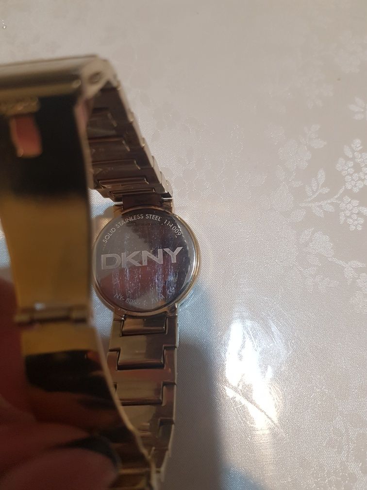 Наручные часы фирмы DKNY