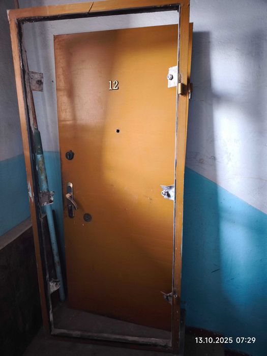 Продаётся входная железная дверь. С замком