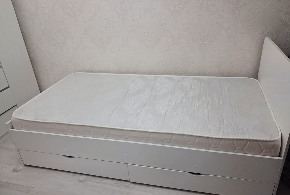 Бир адамдық кровать сатылады матрасымен, астында екі шкафы бар