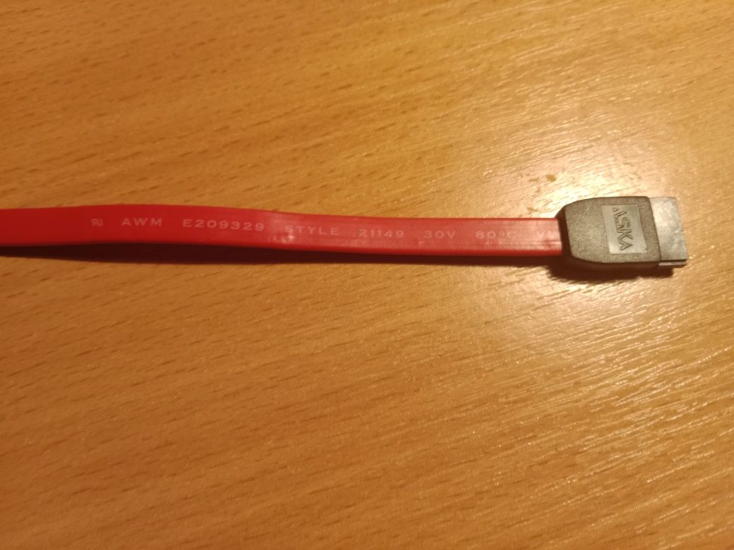 красный кабель SATA (Serial Advanced Technology Attachment).