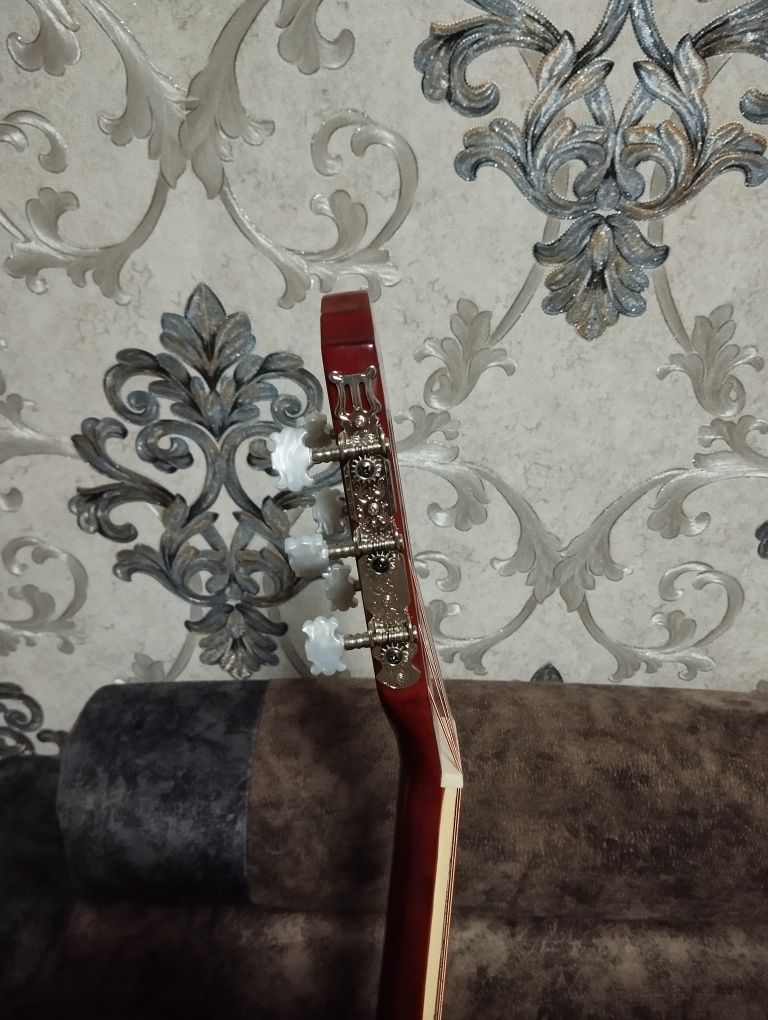 Cllasic  gitara  sotladi