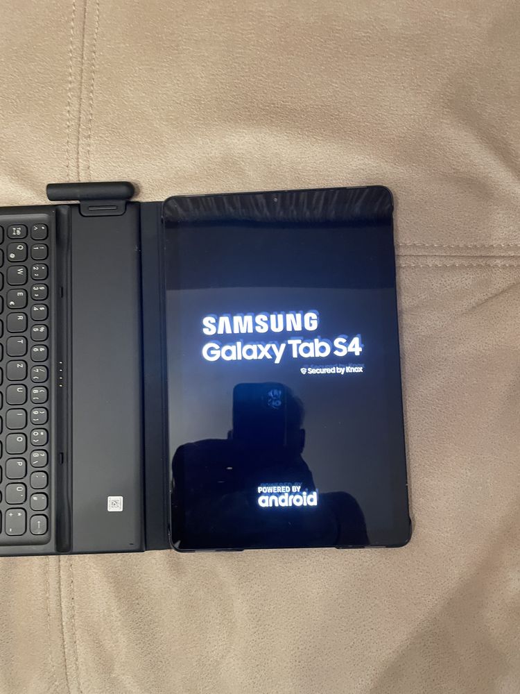 Продавам таблет Samsung Galaxy Tab S4 с калъф с клавиатура