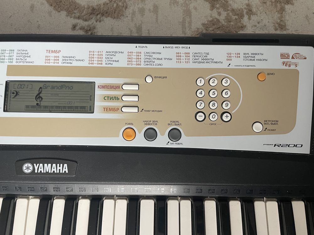 Синтезатор Yamaha PSR R200 в отличном состоянии