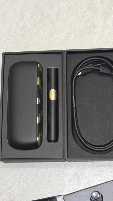 Kit IQOS Iluma i Seletti + 3 inele Seletti