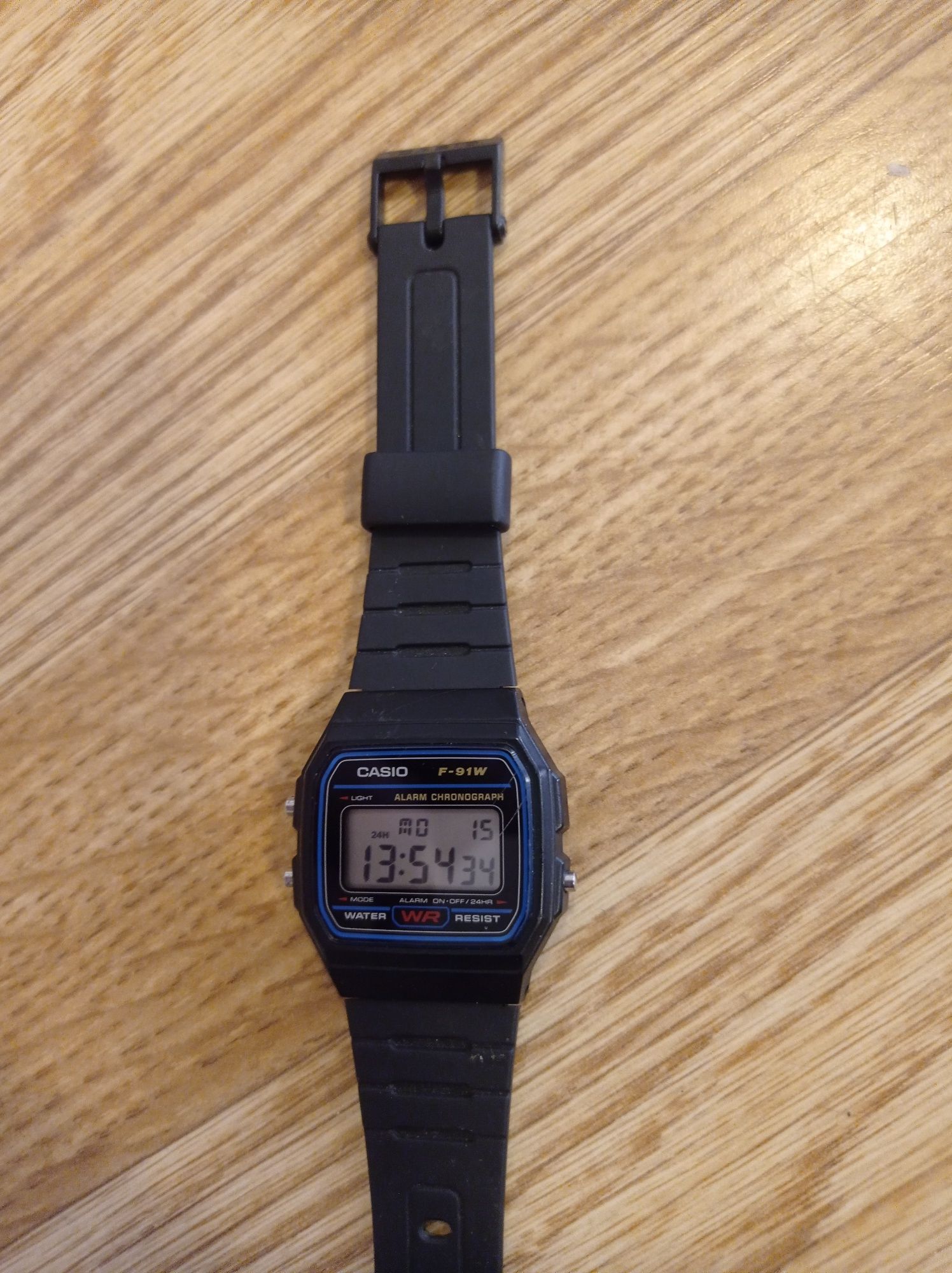 Ceas Casio F-91W digital și ceas mecanic timex