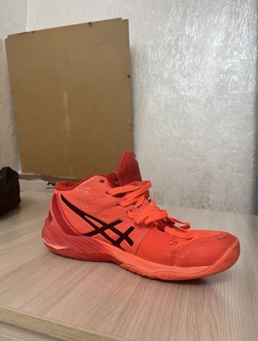 Продаю волейбольный кросс tokyo