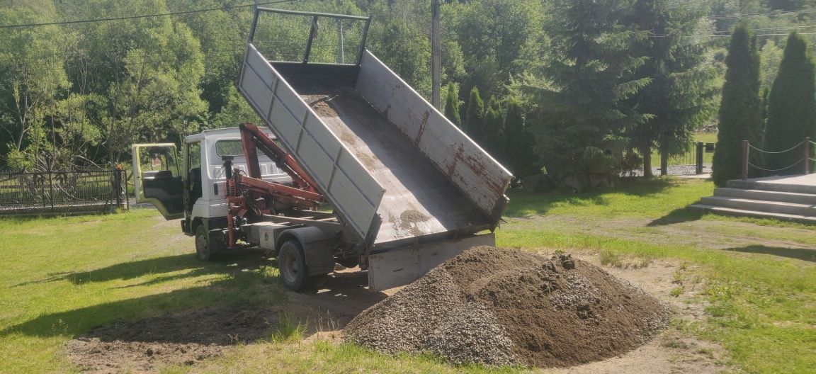Excavator și camioneta cu macara de inchiriat