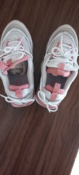 Продавам чисто нови маратонки NIKE AIR MAX FURYOSA