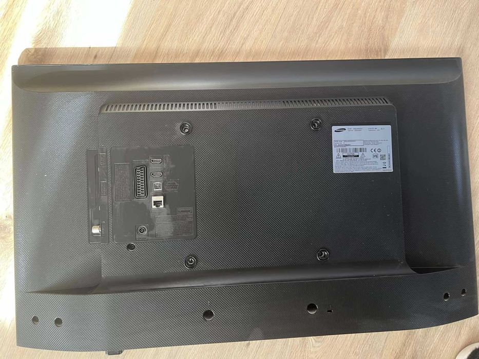 Продавам работещ телевизор SAMSUNG UE 32"