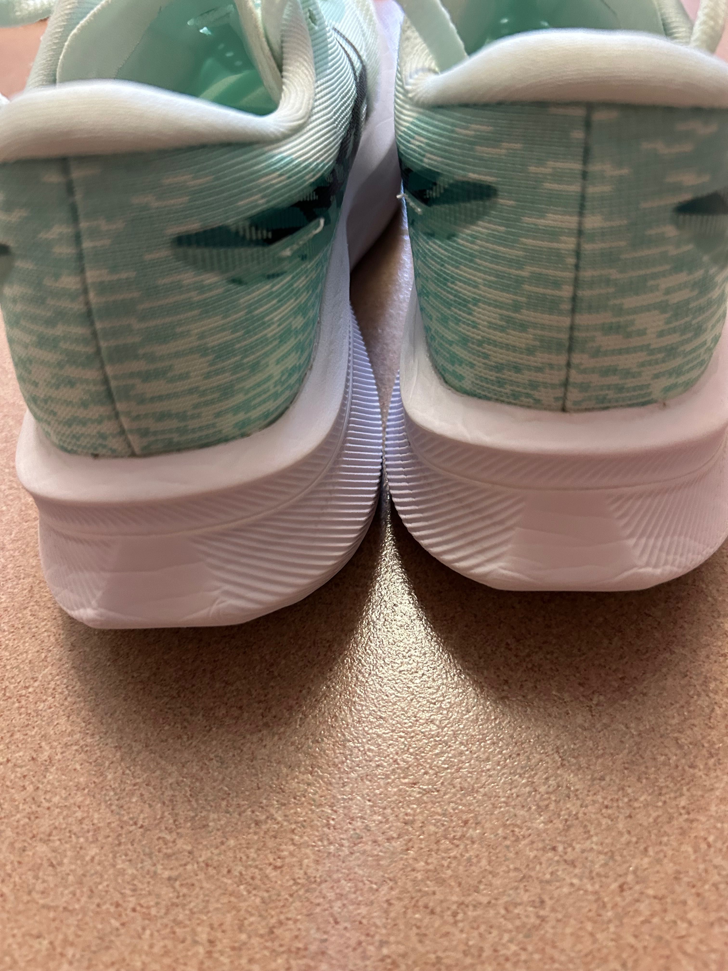 Маратонки ASICS Magic Speed 4