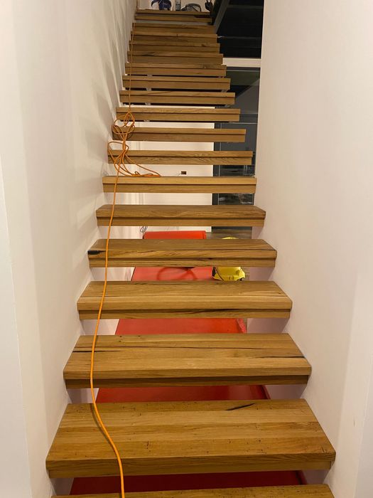 Trepte interior din lemn masiv cu rasină epoxidică