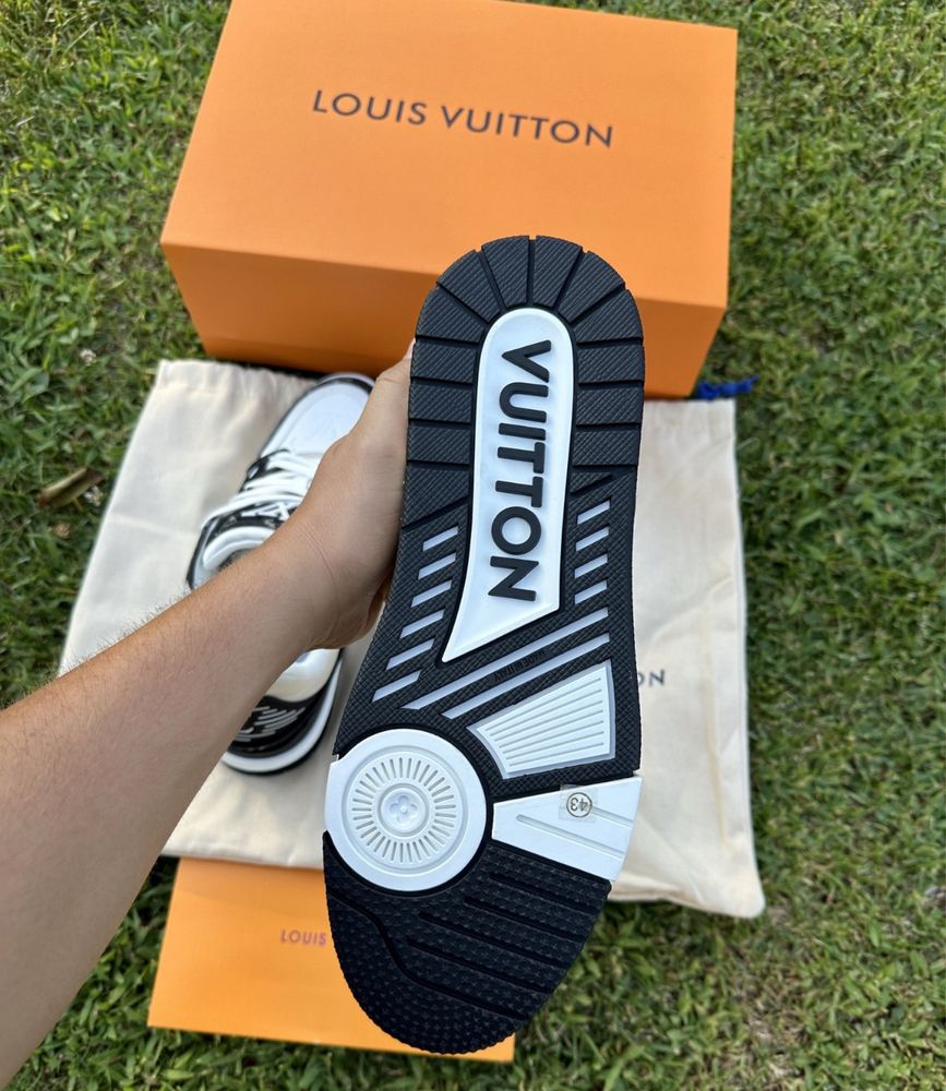 Adidasi LV Trainers louis vuitton albi negri