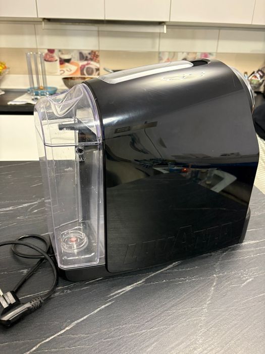 Espressor Lavazza – compact, modern, pentru capsule