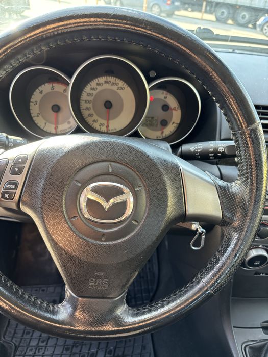 Мазда 3 1.6 добро състояни