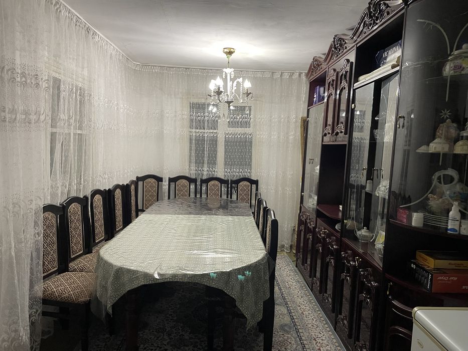 Продам большой кухонный обеденный стол и стенку