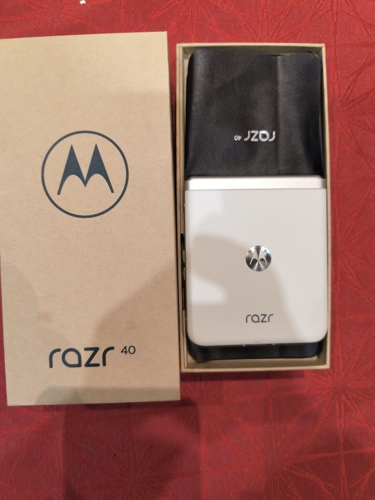 Motorola RAZR 40 счупен дисплей