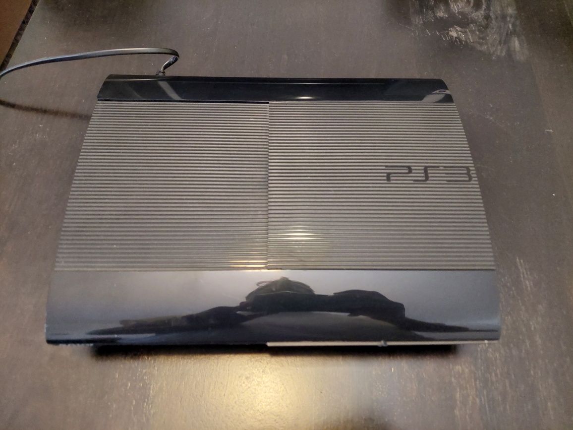 Vând kit Playstation PS3 cu multiple accesorii și 45 jocuri originale