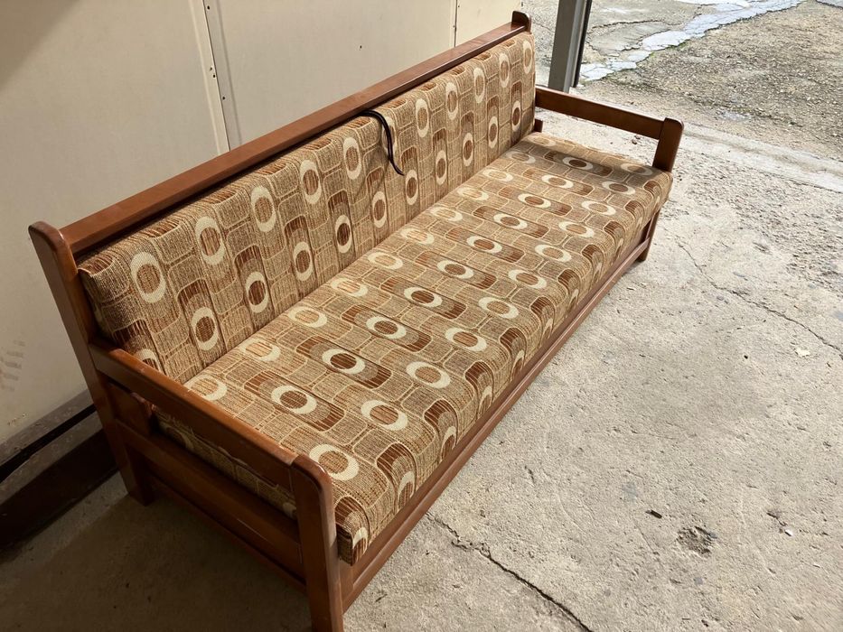 Дървен разтегателен диван