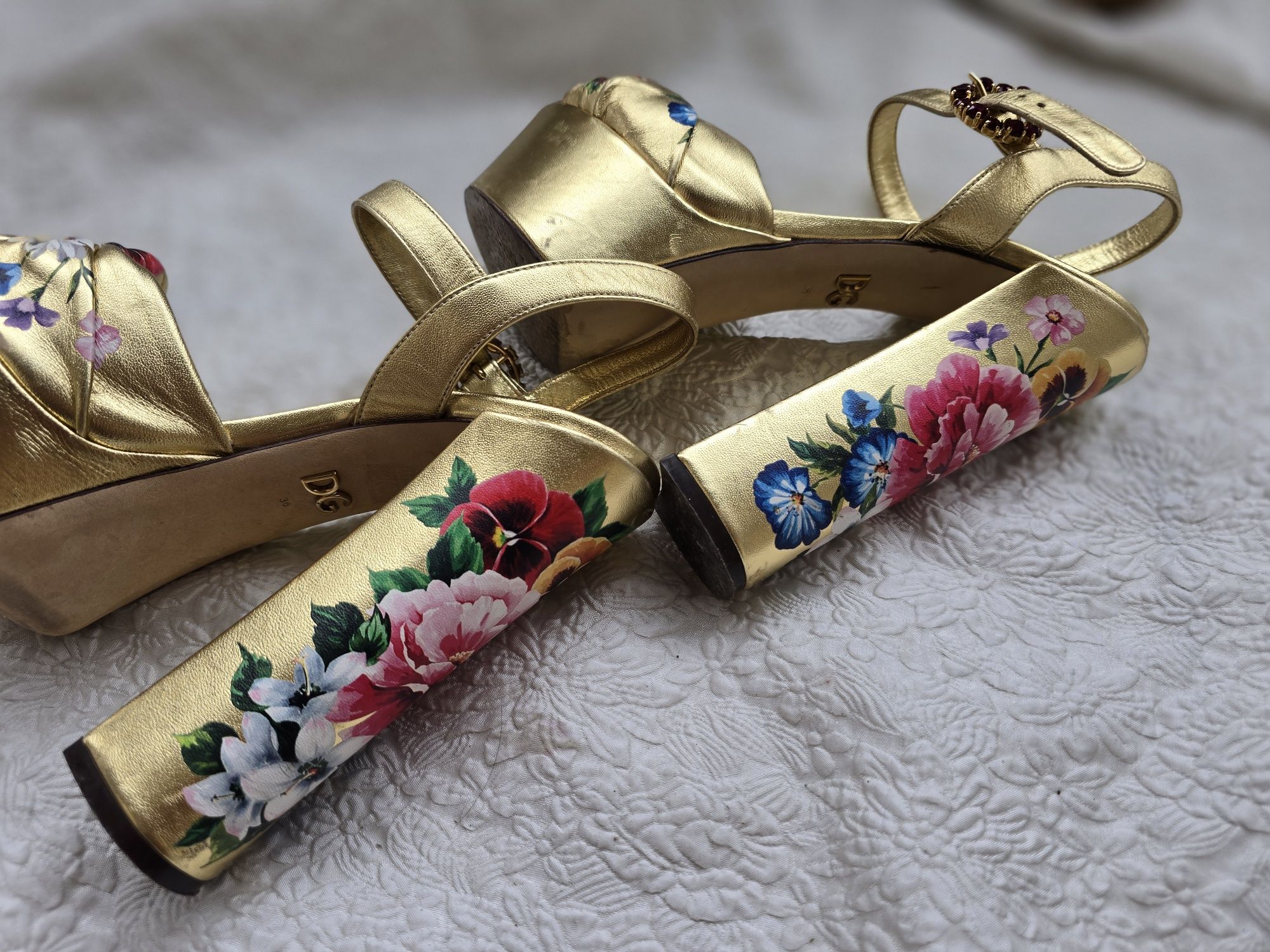 Дамски златисти оригинални сандали Dolce&Gabanna