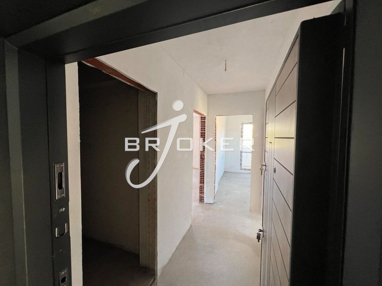Продава се Тристаен апартамент в Кърджали, Център - 90 кв.м за 810 €/кв.м - Снимка #2
