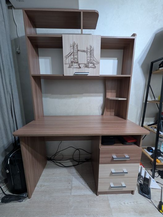 Компьютерный стол, в новом состоянии