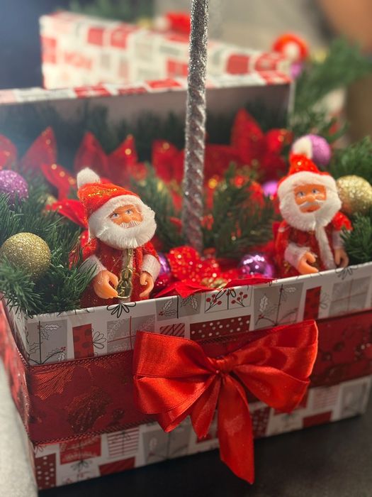 Cutie de Crăciun cu Moşuleți și lumânare