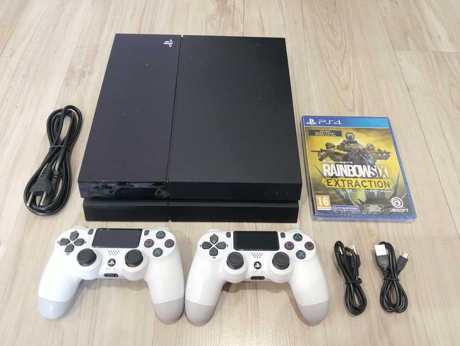 Playstation 4 с два нови контролера
