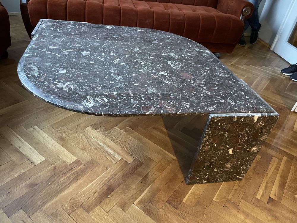 Холна маса от естествен камък