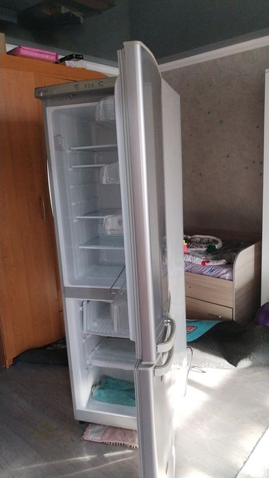 Продам холодильник Samsung серый