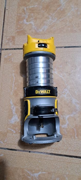 Freză Dewalt DCW 600 cu acumulator și încărcător
