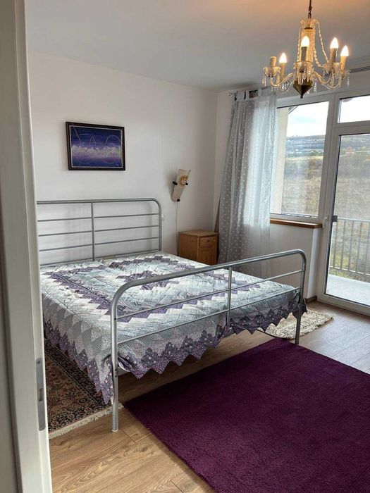 Închirez casă cu 3 dormitoare, 2 livinguri și 3 băi, curte și parcare.